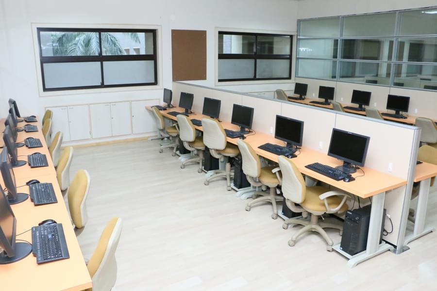 Atmiya Institute of Pharmacy, Atmiya University Rajkot Computer Lab photo 3